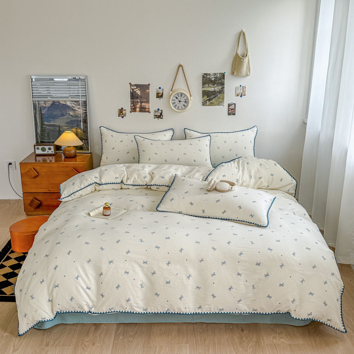 91家纺网 家纺一手货源 找家纺 晚爱家纺（原晚安家居） 2025新款云感双层纱贝壳边三角针工艺卡通小清新小碎花四件套 蓝色蝴蝶结