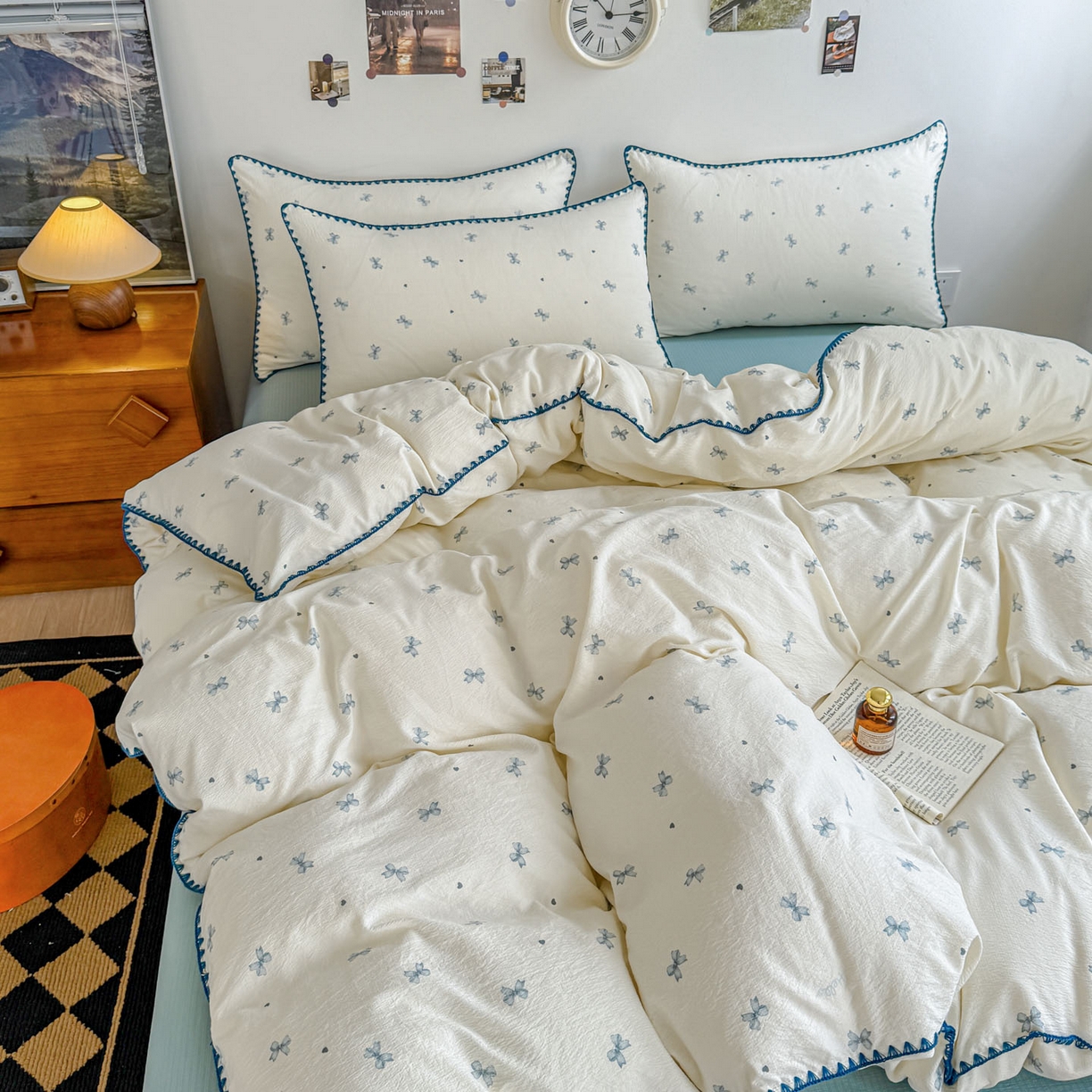 91家纺网 家纺一手货源 找家纺 晚爱家纺（原晚安家居） 2025新款云感双层纱贝壳边三角针工艺卡通小清新小碎花四件套 蓝色蝴蝶结