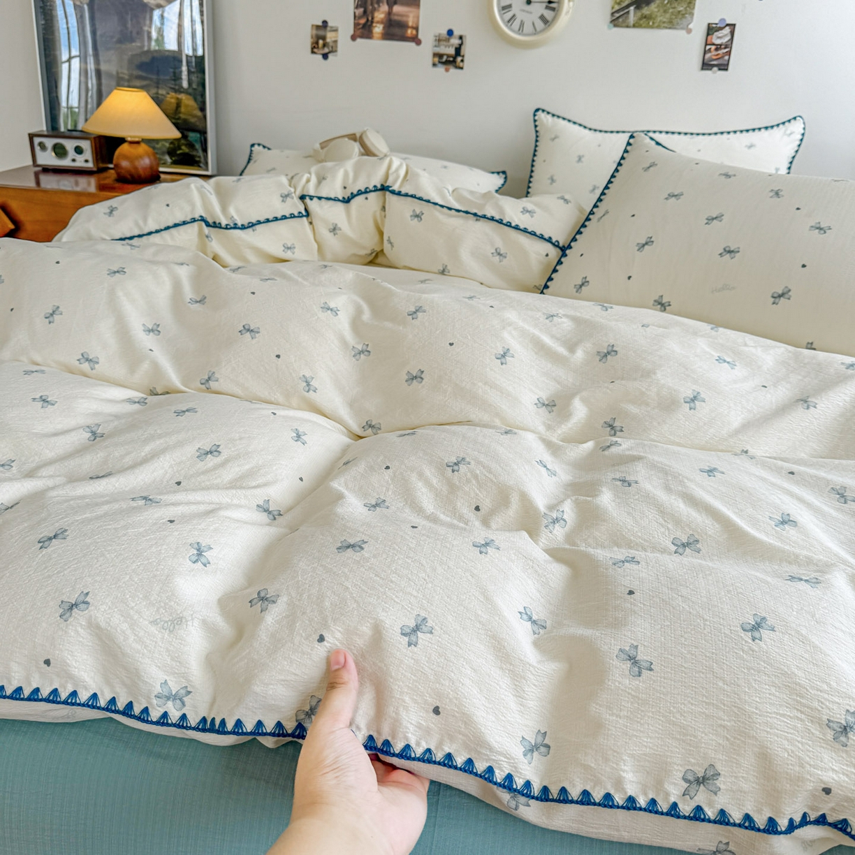 91家纺网 家纺一手货源 找家纺 晚爱家纺（原晚安家居） 2025新款云感双层纱贝壳边三角针工艺卡通小清新小碎花四件套 蓝色蝴蝶结