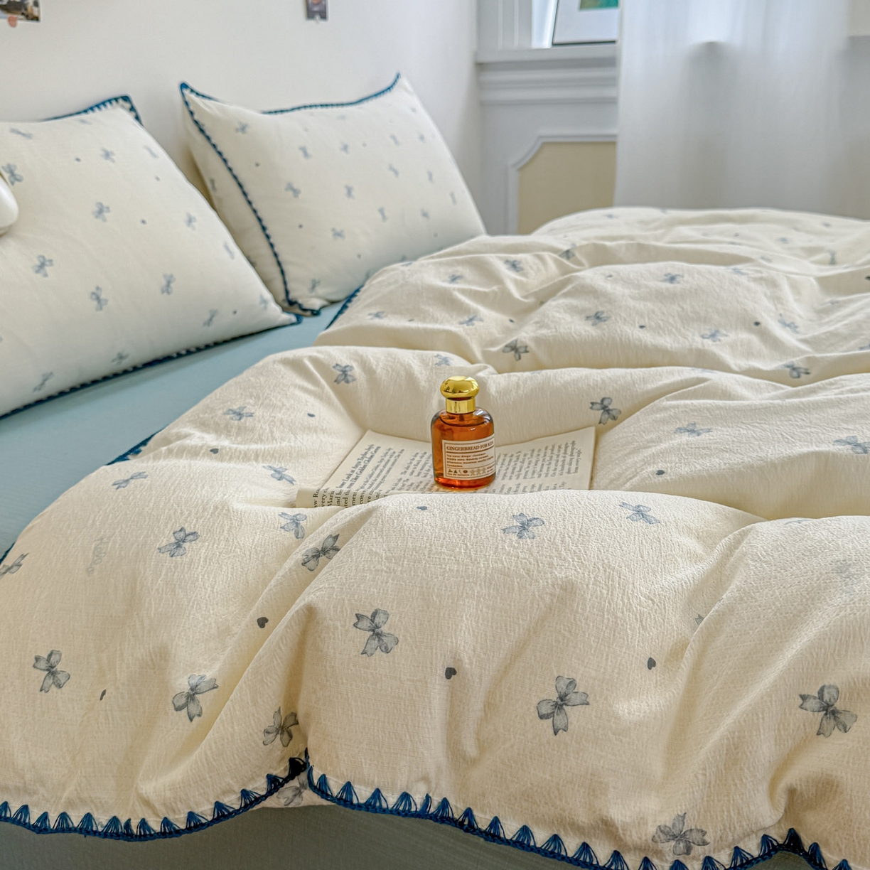 91家纺网 家纺一手货源 找家纺 晚爱家纺（原晚安家居） 2025新款云感双层纱贝壳边三角针工艺卡通小清新小碎花四件套 蓝色蝴蝶结