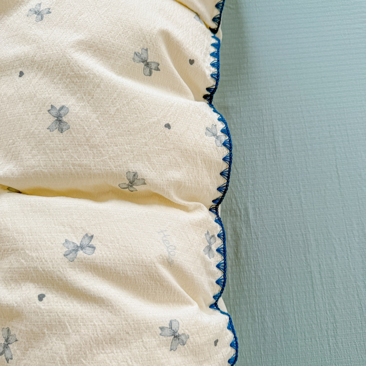 91家纺网 家纺一手货源 找家纺 晚爱家纺（原晚安家居） 2025新款云感双层纱贝壳边三角针工艺卡通小清新小碎花四件套 蓝色蝴蝶结