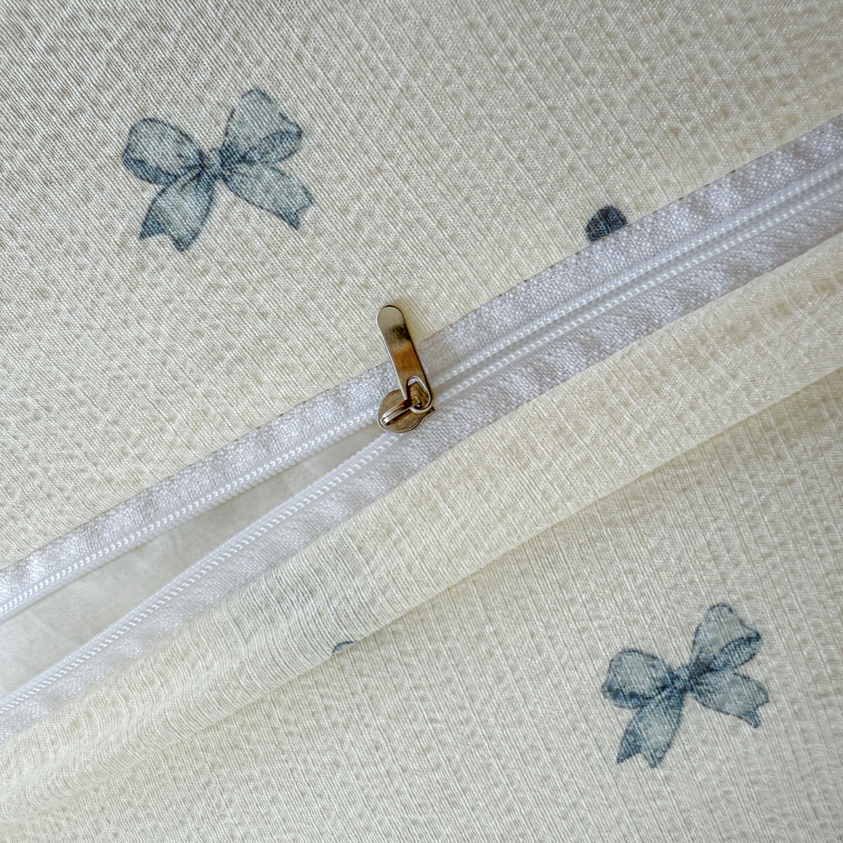 91家纺网 家纺一手货源 找家纺 晚爱家纺（原晚安家居） 2025新款云感双层纱贝壳边三角针工艺卡通小清新小碎花四件套 蓝色蝴蝶结