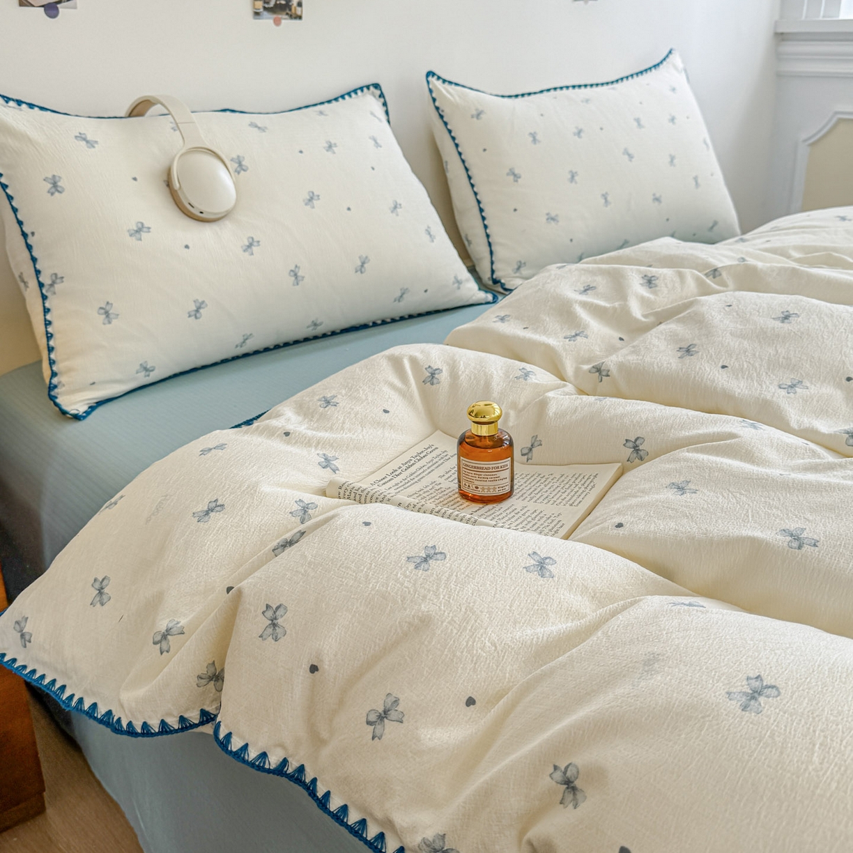 91家纺网 家纺一手货源 找家纺 晚爱家纺（原晚安家居） 2025新款云感双层纱贝壳边三角针工艺卡通小清新小碎花四件套 蓝色蝴蝶结