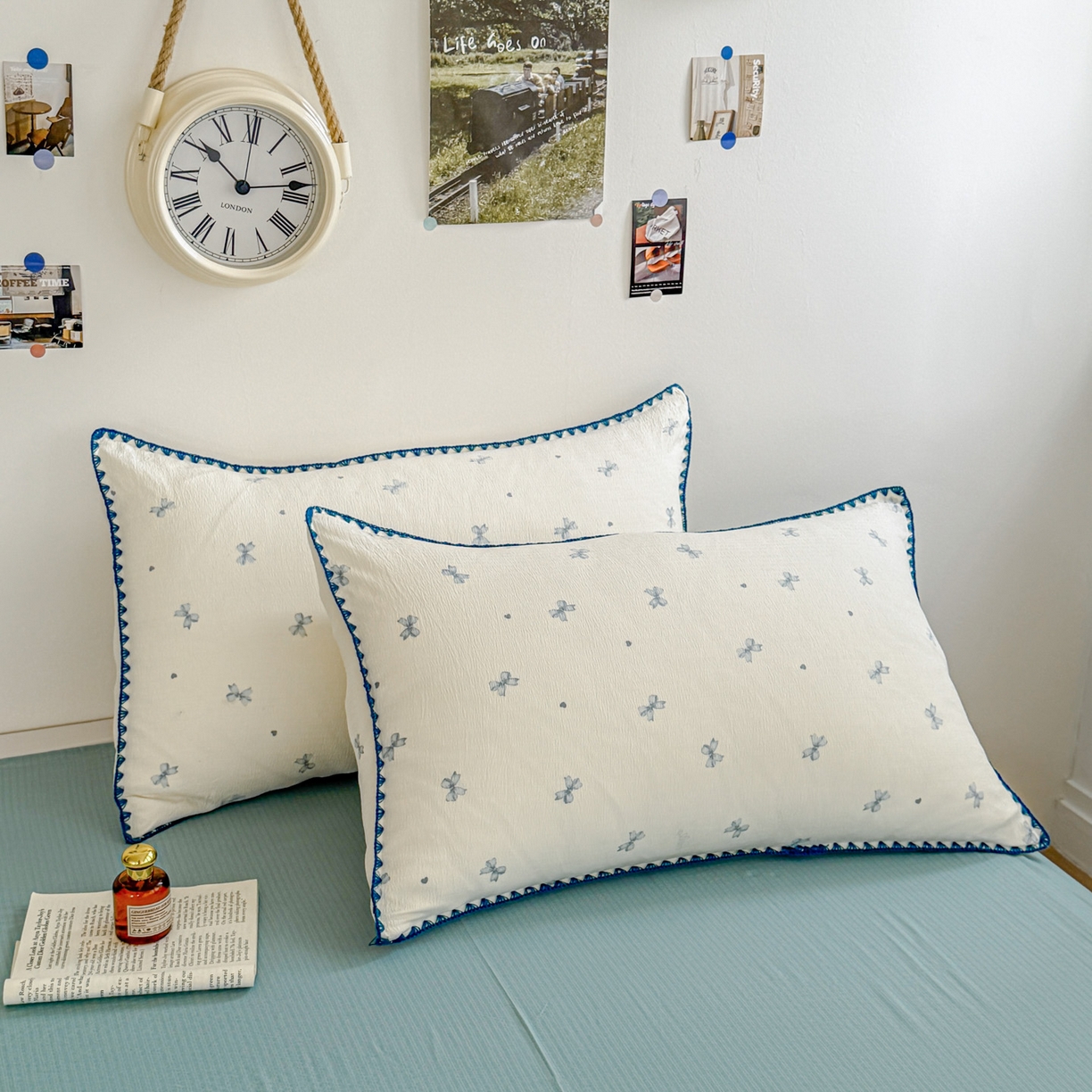 91家纺网 家纺一手货源 找家纺 晚爱家纺（原晚安家居） 2025新款云感双层纱贝壳边三角针工艺卡通小清新小碎花四件套 蓝色蝴蝶结