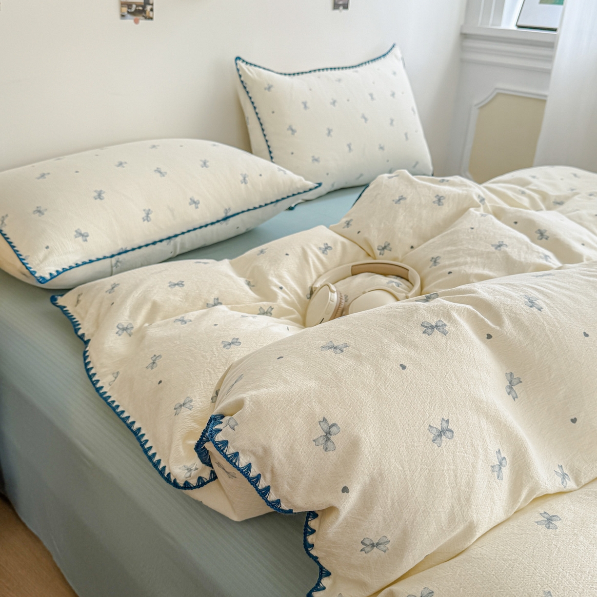 91家纺网 家纺一手货源 找家纺 晚爱家纺（原晚安家居） 2025新款云感双层纱贝壳边三角针工艺卡通小清新小碎花四件套 蓝色蝴蝶结