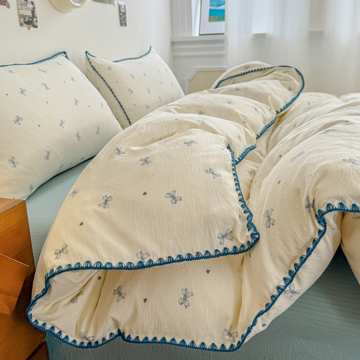 91家纺网 家纺一手货源 找家纺 晚爱家纺（原晚安家居） 2025新款云感双层纱贝壳边三角针工艺卡通小清新小碎花四件套 蓝色蝴蝶结