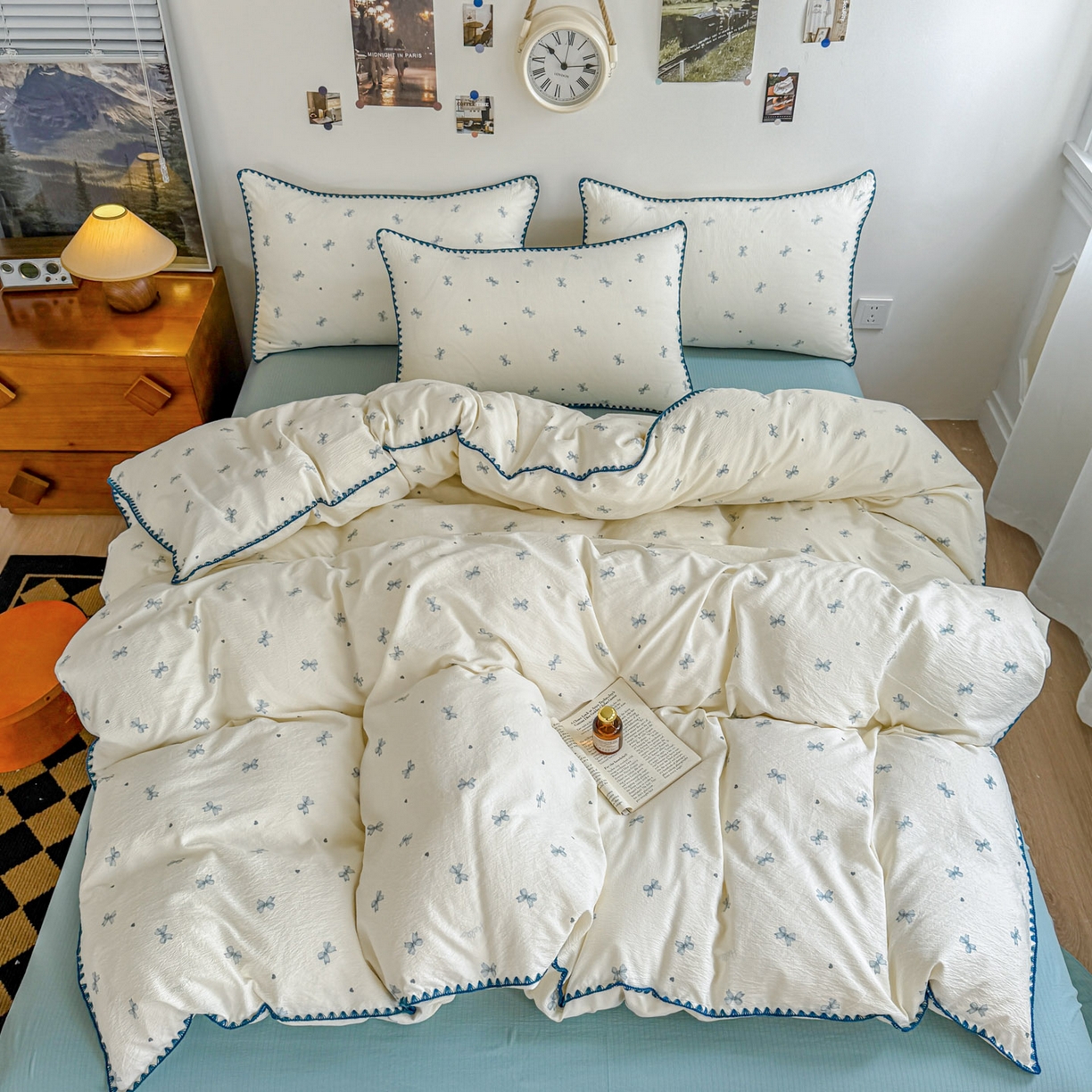 91家纺网 家纺一手货源 找家纺 晚爱家纺（原晚安家居） 2025新款云感双层纱贝壳边三角针工艺卡通小清新小碎花四件套 蓝色蝴蝶结