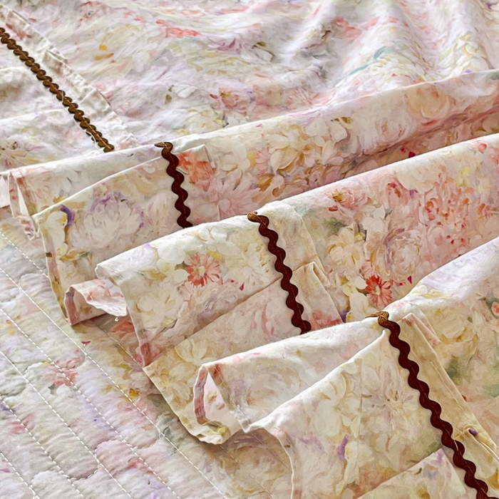 91家纺网 家纺一手货源 找家纺 胜权家纺 2025秋冬新款全棉法式13372数码印花夹棉床盖单品系列 妙颜粉