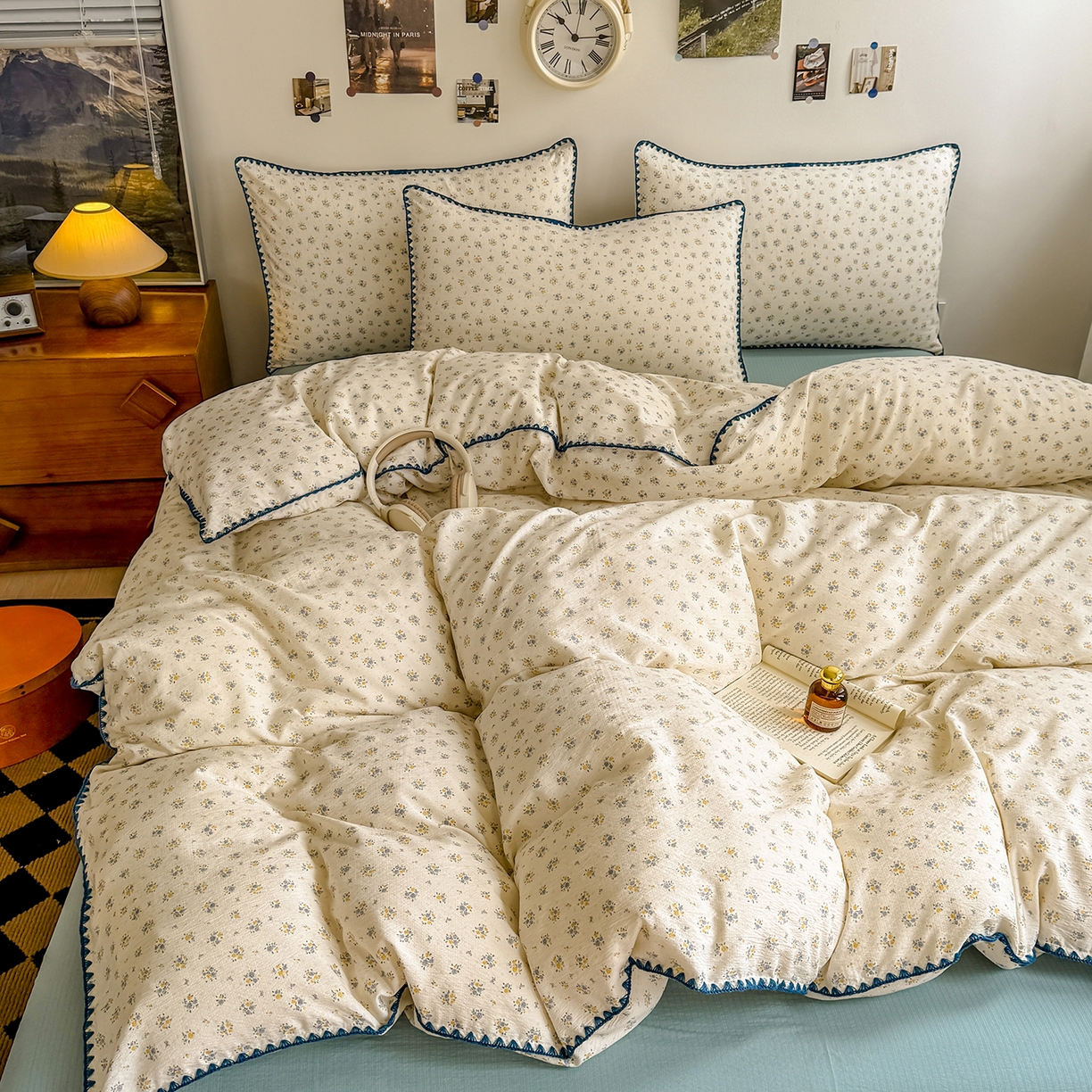 91家纺网 家纺一手货源 找家纺 晚爱家纺（原晚安家居） 2025新款云感双层纱贝壳边三角针工艺卡通小清新小碎花四件套 花语蓝