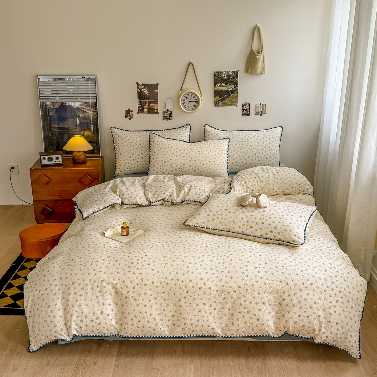 91家纺网 家纺一手货源 找家纺 晚爱家纺（原晚安家居） 2025新款云感双层纱贝壳边三角针工艺卡通小清新小碎花四件套 花语蓝