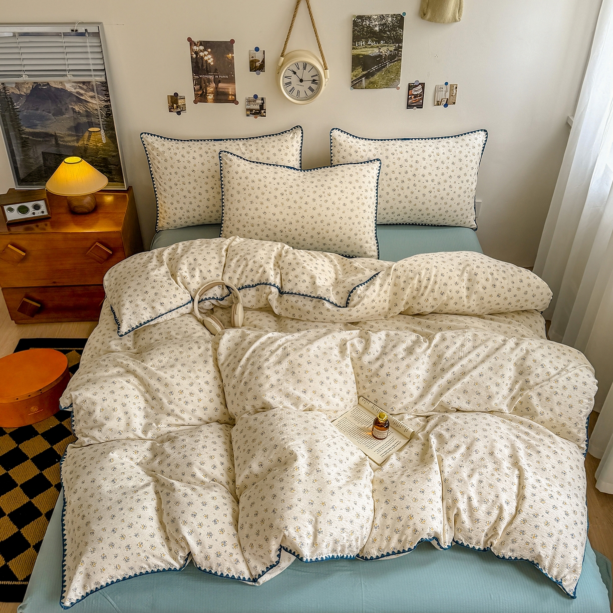 91家纺网 家纺一手货源 找家纺 晚爱家纺（原晚安家居） 2025新款云感双层纱贝壳边三角针工艺卡通小清新小碎花四件套 花语蓝