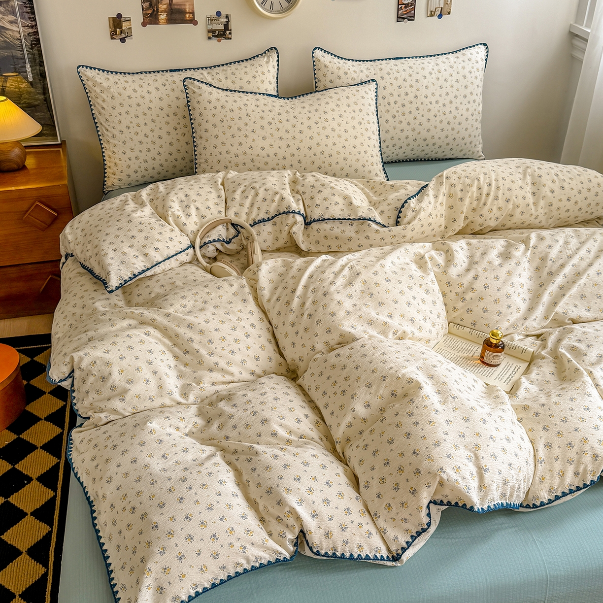 91家纺网 家纺一手货源 找家纺 晚爱家纺（原晚安家居） 2025新款云感双层纱贝壳边三角针工艺卡通小清新小碎花四件套 花语蓝