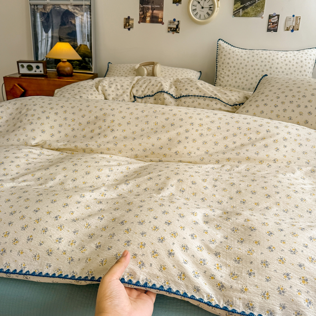 91家纺网 家纺一手货源 找家纺 晚爱家纺（原晚安家居） 2025新款云感双层纱贝壳边三角针工艺卡通小清新小碎花四件套 花语蓝