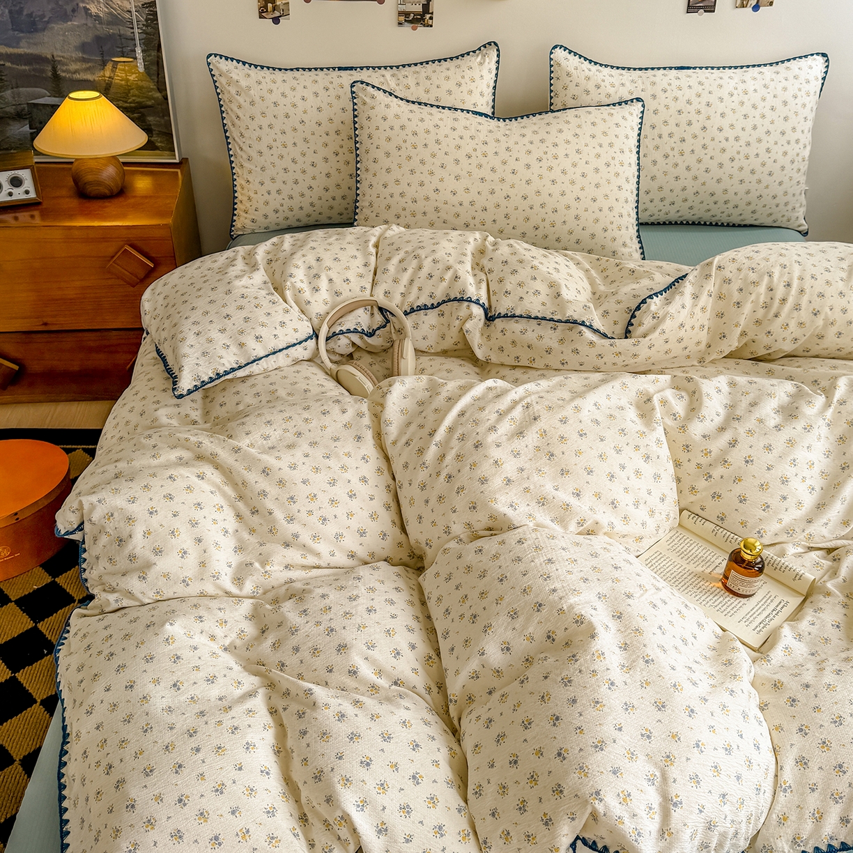 91家纺网 家纺一手货源 找家纺 晚爱家纺（原晚安家居） 2025新款云感双层纱贝壳边三角针工艺卡通小清新小碎花四件套 花语蓝