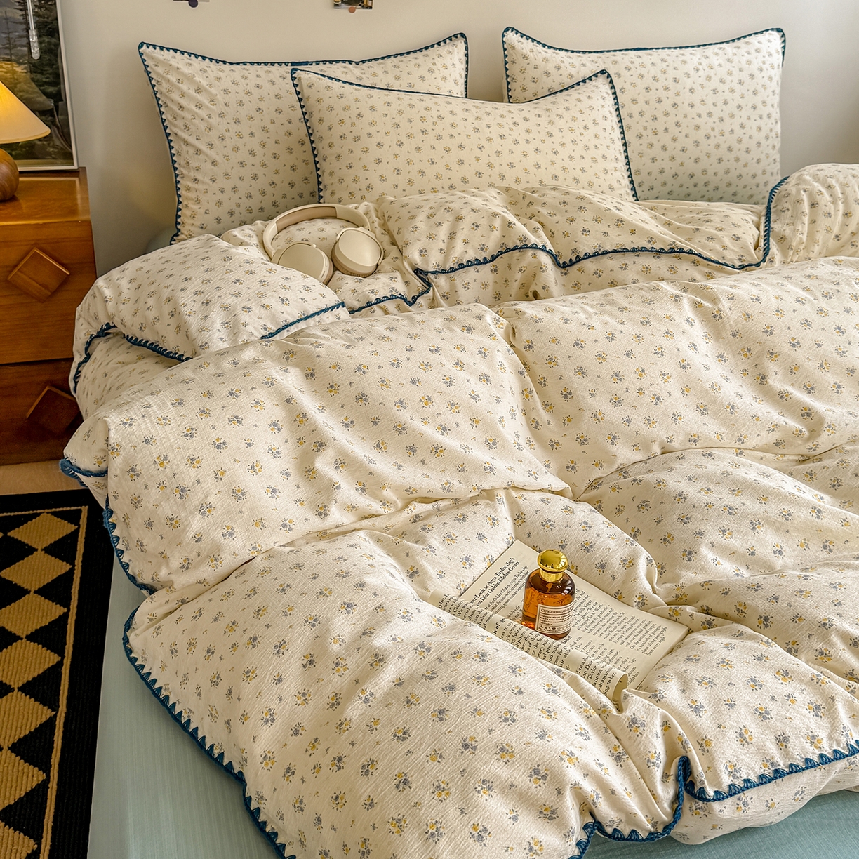 91家纺网 家纺一手货源 找家纺 晚爱家纺（原晚安家居） 2025新款云感双层纱贝壳边三角针工艺卡通小清新小碎花四件套 花语蓝