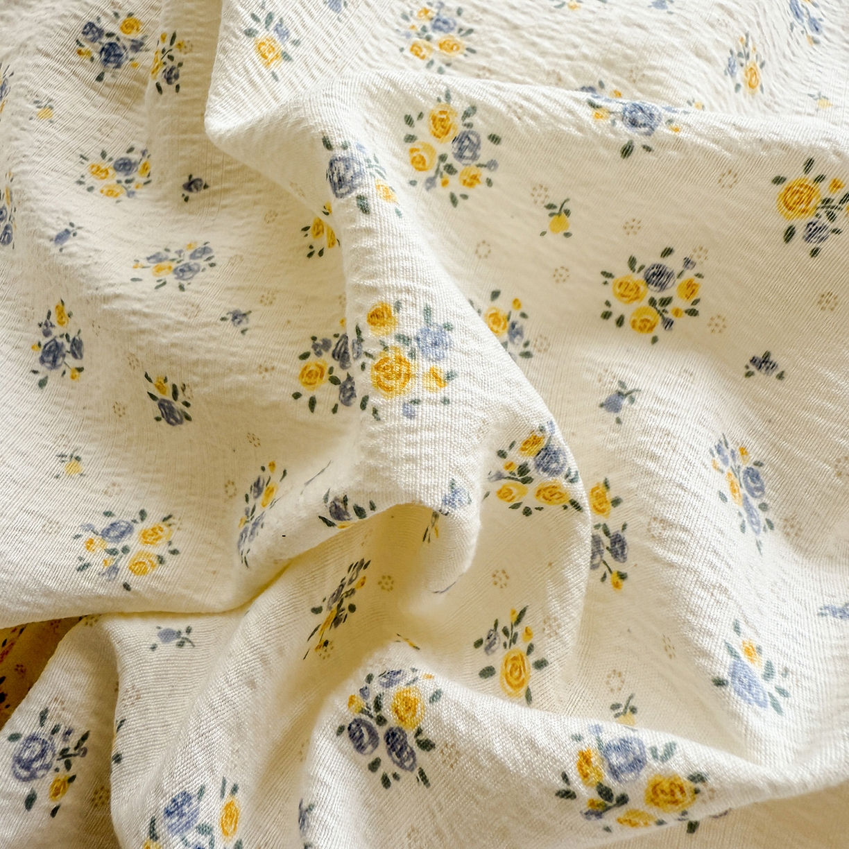 91家纺网 家纺一手货源 找家纺 晚爱家纺（原晚安家居） 2025新款云感双层纱贝壳边三角针工艺卡通小清新小碎花四件套 花语蓝