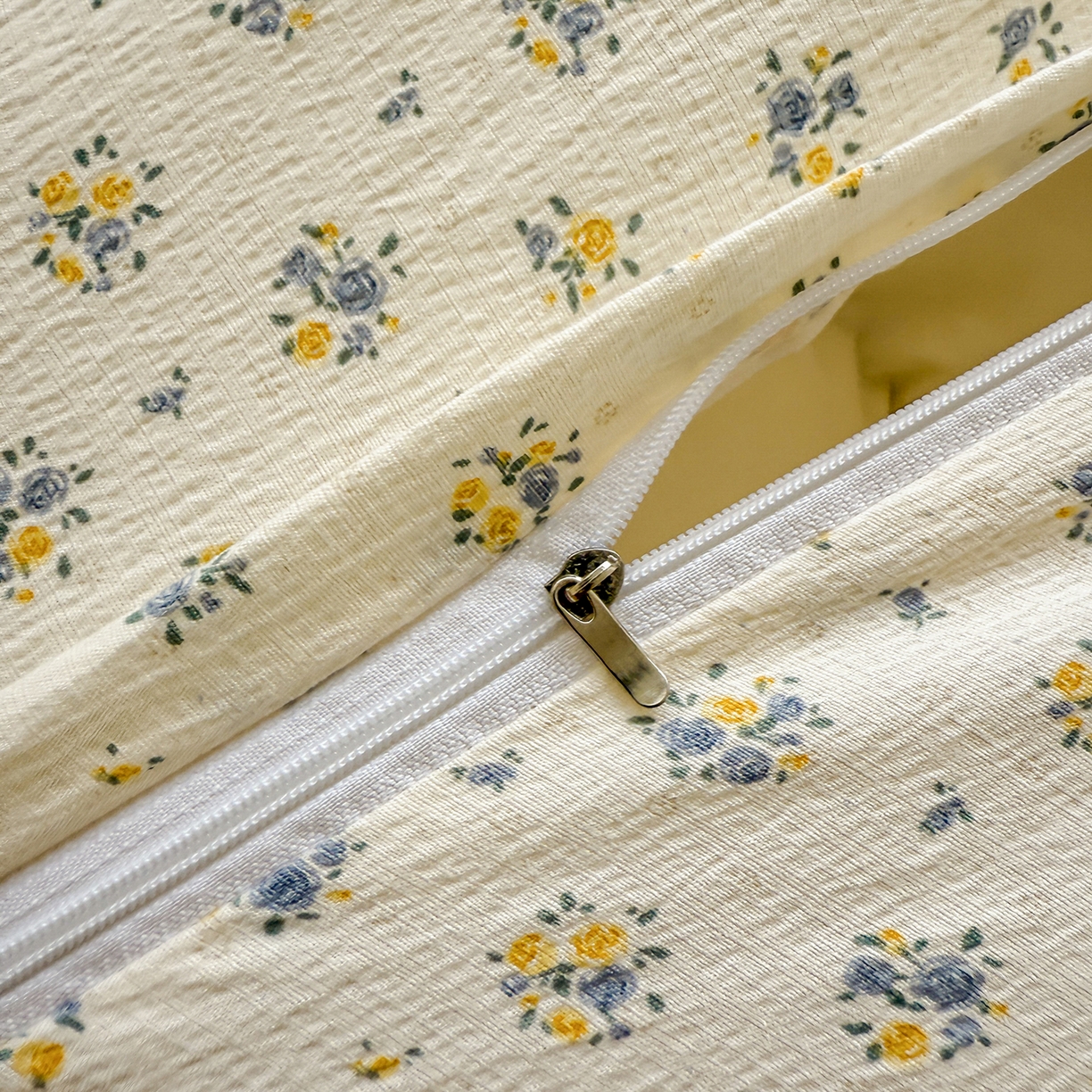 91家纺网 家纺一手货源 找家纺 晚爱家纺（原晚安家居） 2025新款云感双层纱贝壳边三角针工艺卡通小清新小碎花四件套 花语蓝