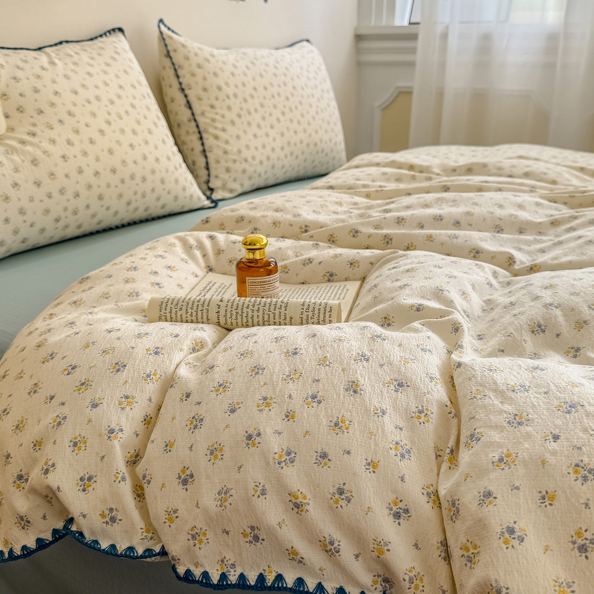 91家纺网 家纺一手货源 找家纺 晚爱家纺（原晚安家居） 2025新款云感双层纱贝壳边三角针工艺卡通小清新小碎花四件套 花语蓝