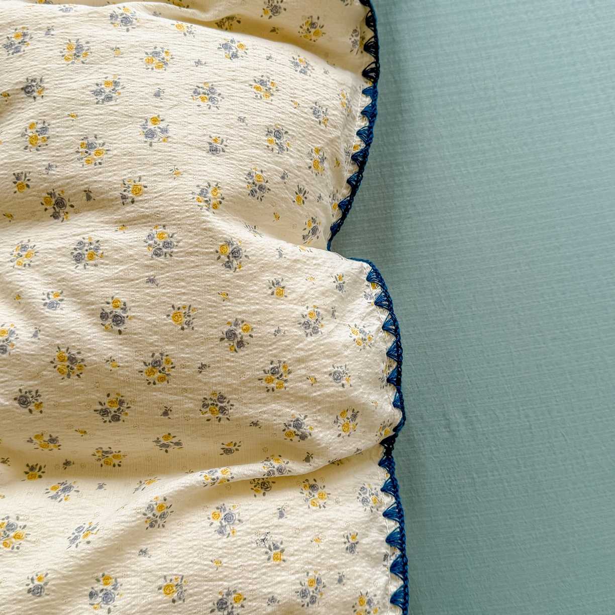 91家纺网 家纺一手货源 找家纺 晚爱家纺（原晚安家居） 2025新款云感双层纱贝壳边三角针工艺卡通小清新小碎花四件套 花语蓝