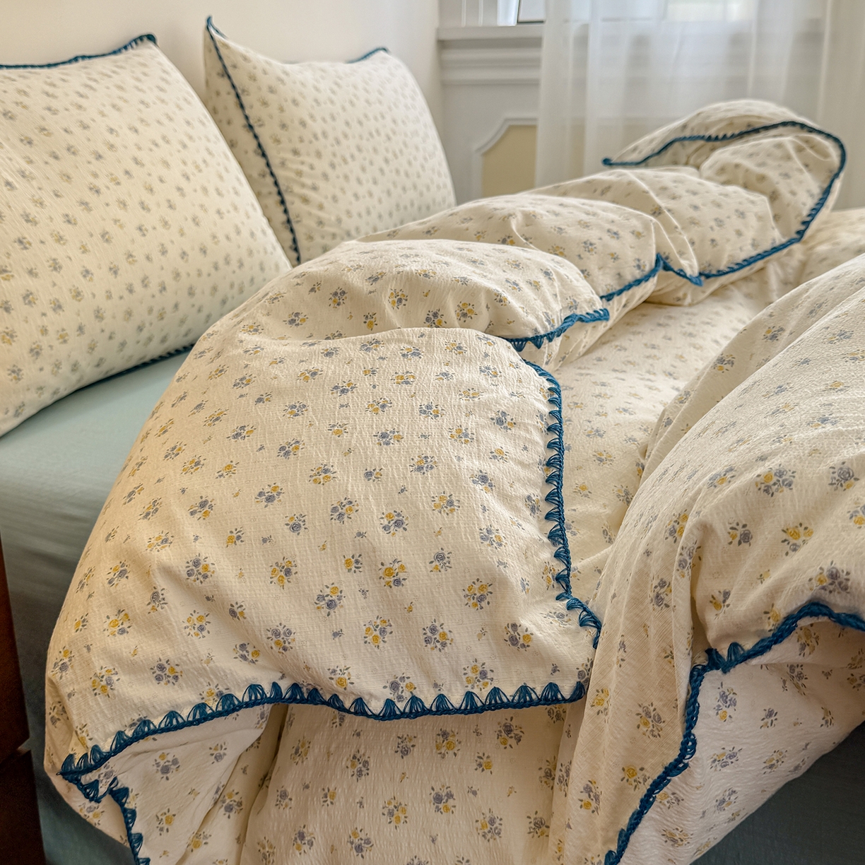 91家纺网 家纺一手货源 找家纺 晚爱家纺（原晚安家居） 2025新款云感双层纱贝壳边三角针工艺卡通小清新小碎花四件套 花语蓝