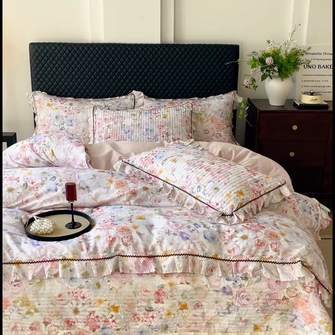 91家纺网 家纺一手货源 找家纺 胜权家纺 2025秋冬新款全棉法式13372数码印花夹棉床盖单品系列 妙颜粉