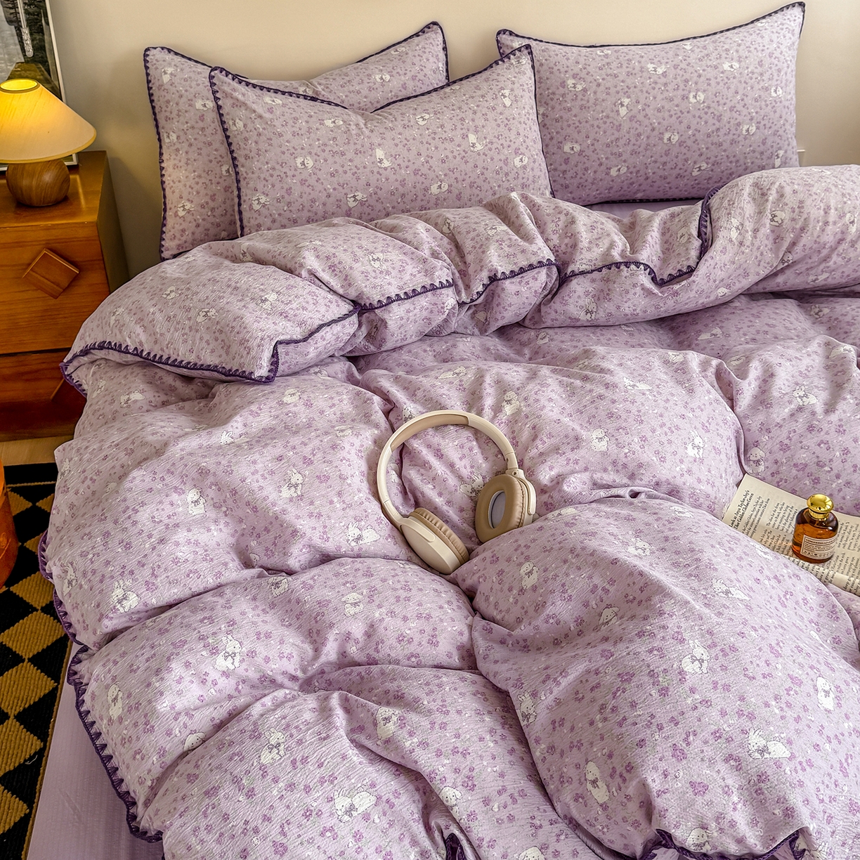 91家纺网 家纺一手货源 找家纺 晚爱家纺（原晚安家居） 2025新款云感双层纱贝壳边三角针工艺卡通小清新小碎花四件套 紫色小兔