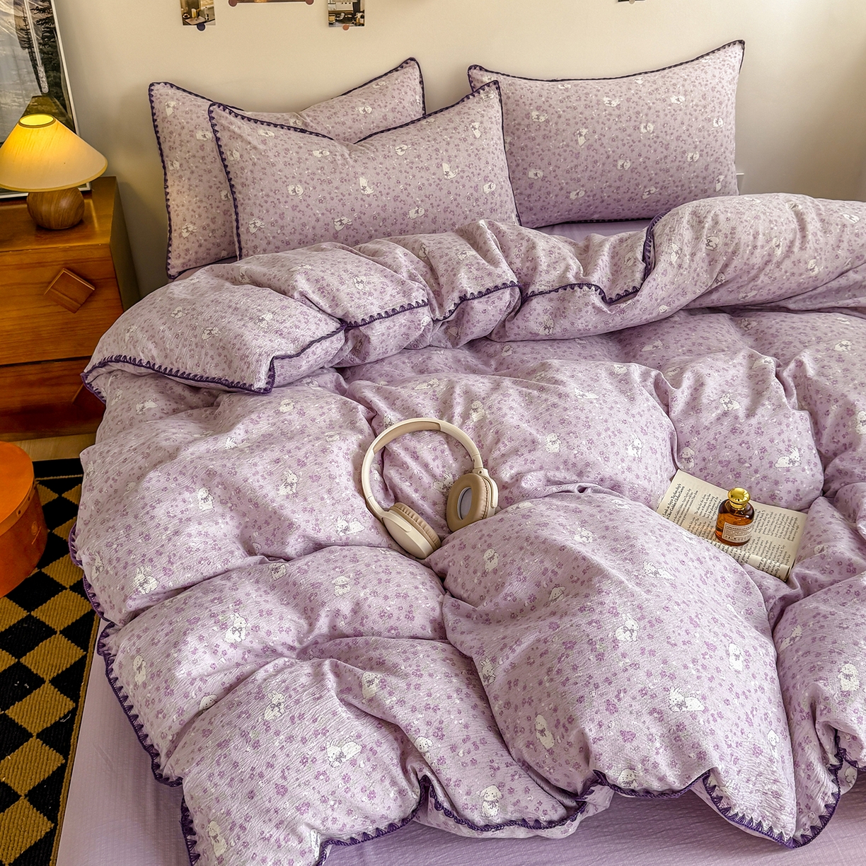 91家纺网 家纺一手货源 找家纺 晚爱家纺（原晚安家居） 2025新款云感双层纱贝壳边三角针工艺卡通小清新小碎花四件套 紫色小兔