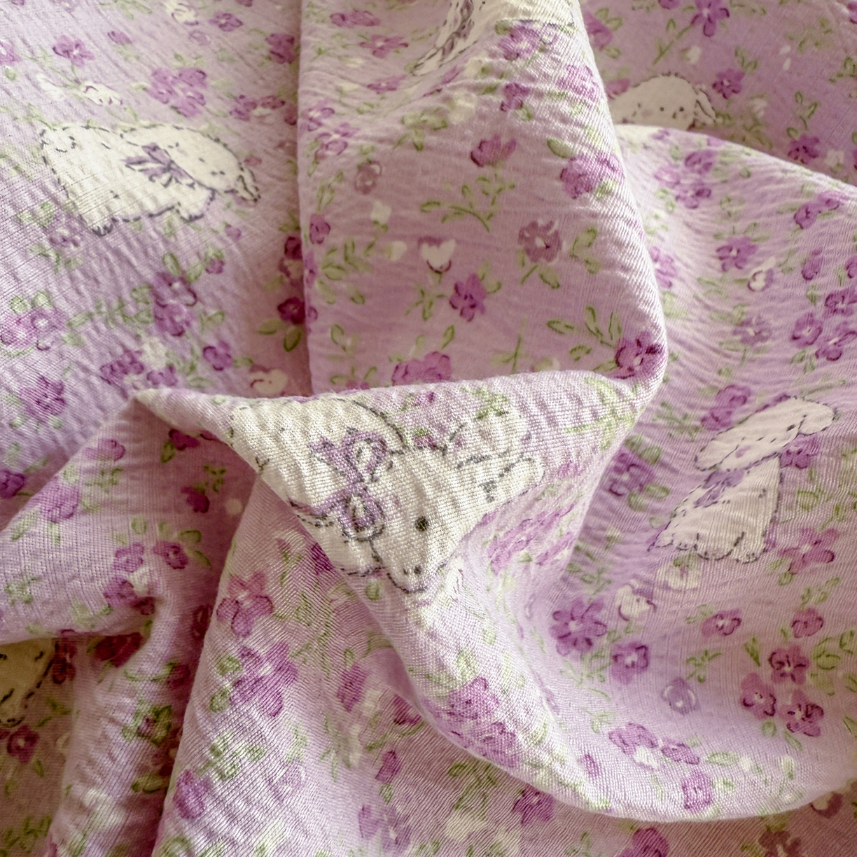 91家纺网 家纺一手货源 找家纺 晚爱家纺（原晚安家居） 2025新款云感双层纱贝壳边三角针工艺卡通小清新小碎花四件套 紫色小兔