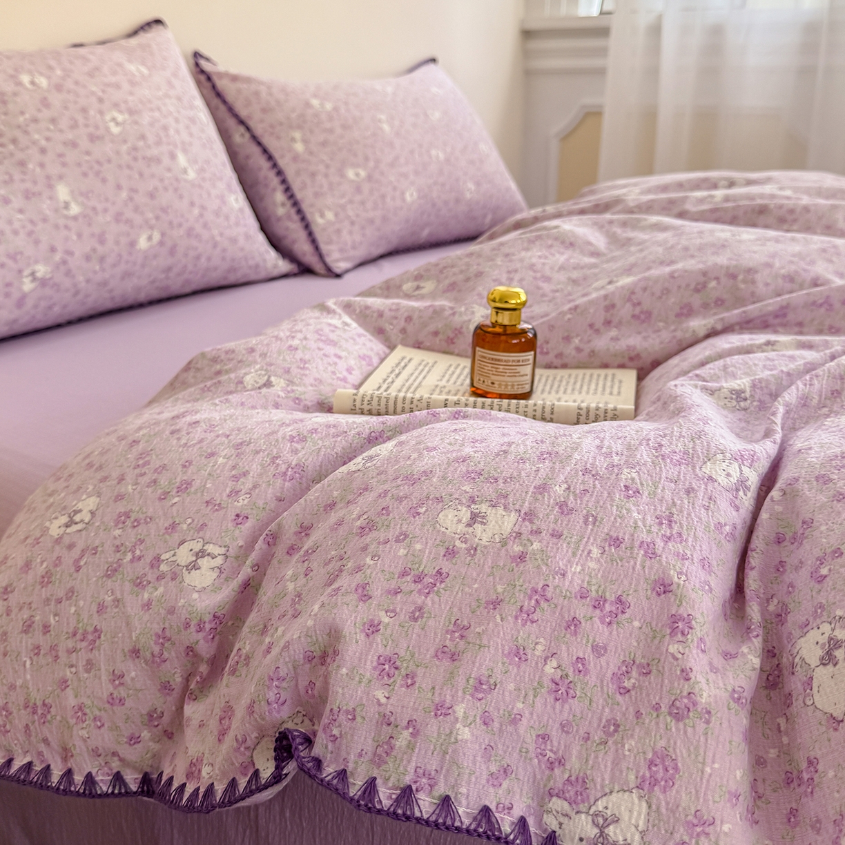 91家纺网 家纺一手货源 找家纺 晚爱家纺（原晚安家居） 2025新款云感双层纱贝壳边三角针工艺卡通小清新小碎花四件套 紫色小兔