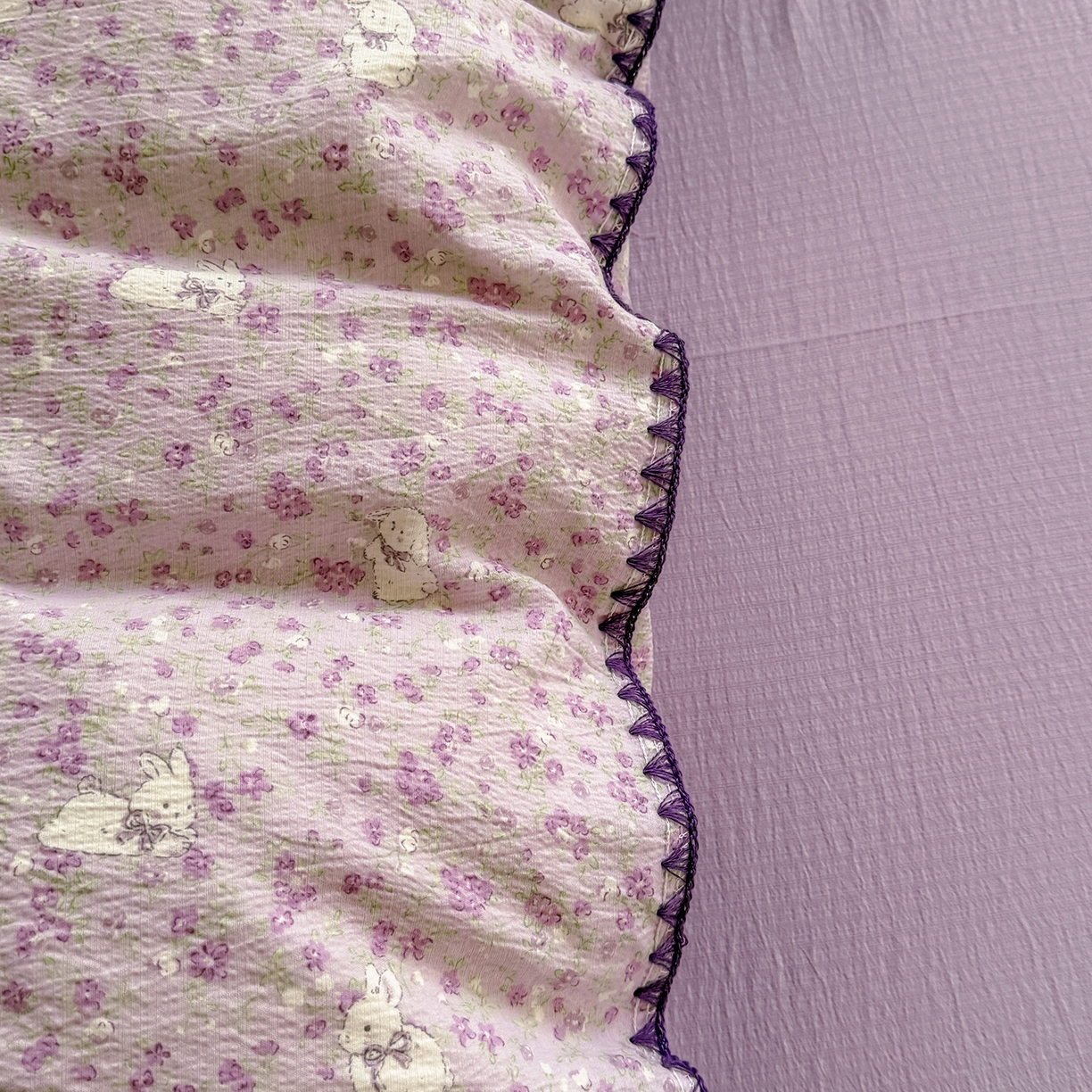 91家纺网 家纺一手货源 找家纺 晚爱家纺（原晚安家居） 2025新款云感双层纱贝壳边三角针工艺卡通小清新小碎花四件套 紫色小兔