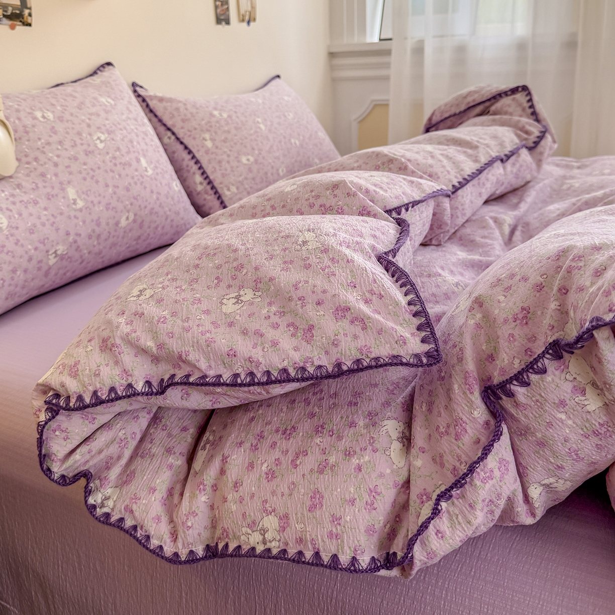 91家纺网 家纺一手货源 找家纺 晚爱家纺（原晚安家居） 2025新款云感双层纱贝壳边三角针工艺卡通小清新小碎花四件套 紫色小兔