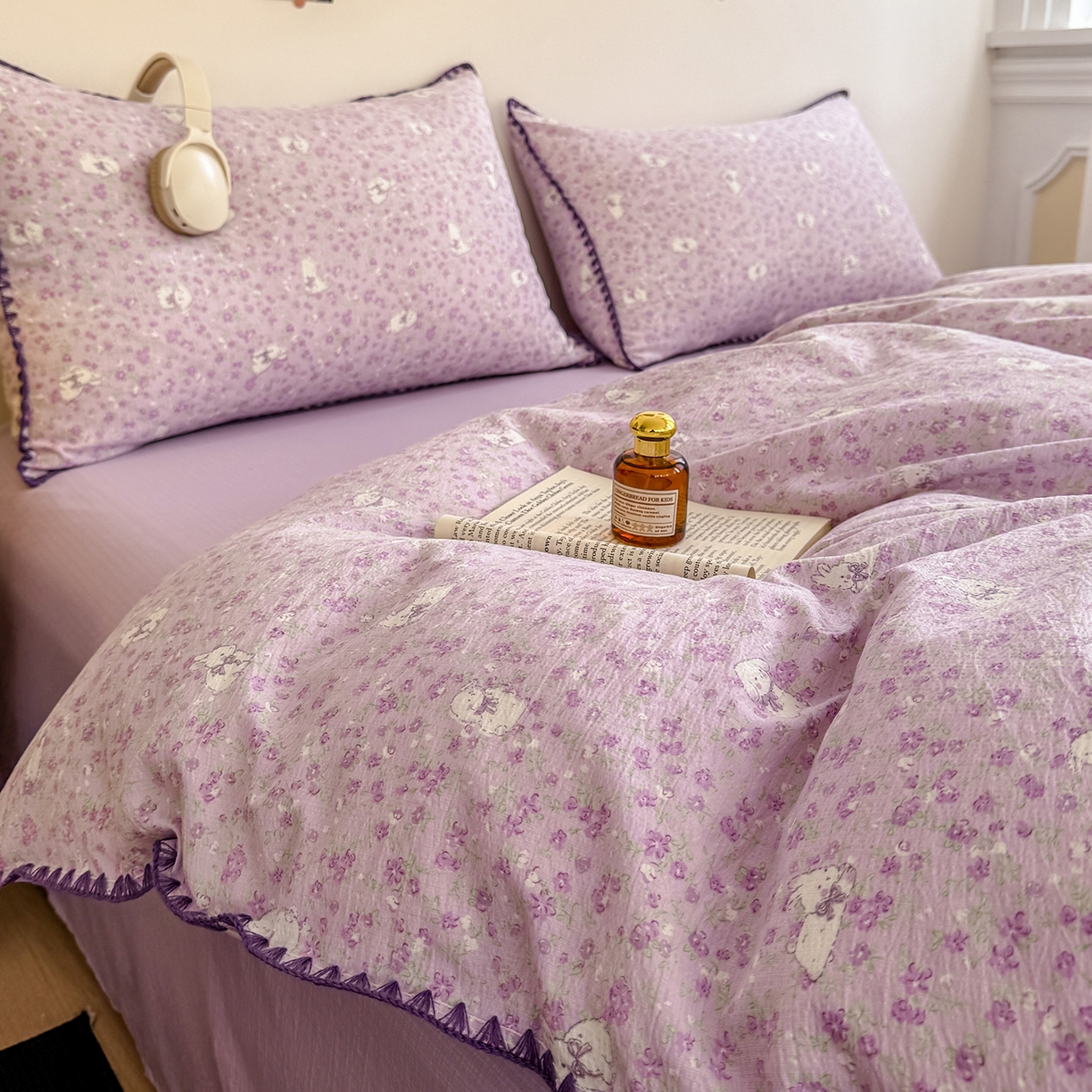 91家纺网 家纺一手货源 找家纺 晚爱家纺（原晚安家居） 2025新款云感双层纱贝壳边三角针工艺卡通小清新小碎花四件套 紫色小兔