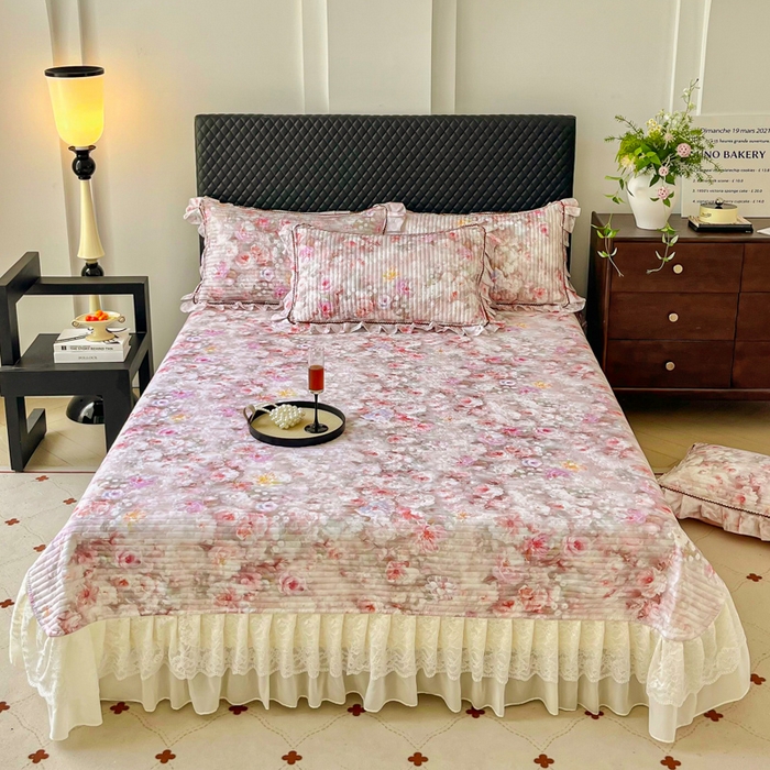 91家纺网 家纺一手货源 找家纺 胜权家纺 2025秋冬新款全棉法式13372数码印花夹棉床盖单品系列 花非花粉