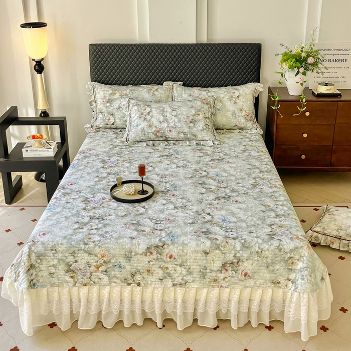 91家纺网 家纺一手货源 找家纺 胜权家纺 2025秋冬新款全棉法式13372数码印花夹棉床盖单品系列 花非花绿