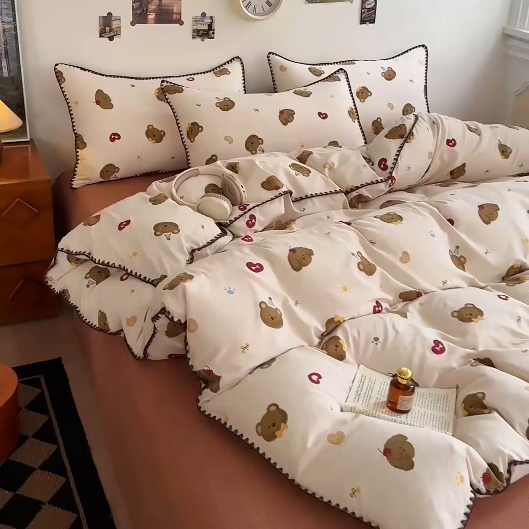 91家纺网 家纺一手货源 找家纺 （总）晚爱家纺（原晚安家居） 2025新款云感双层纱贝壳边三角针工艺卡通小清新小碎花四件套