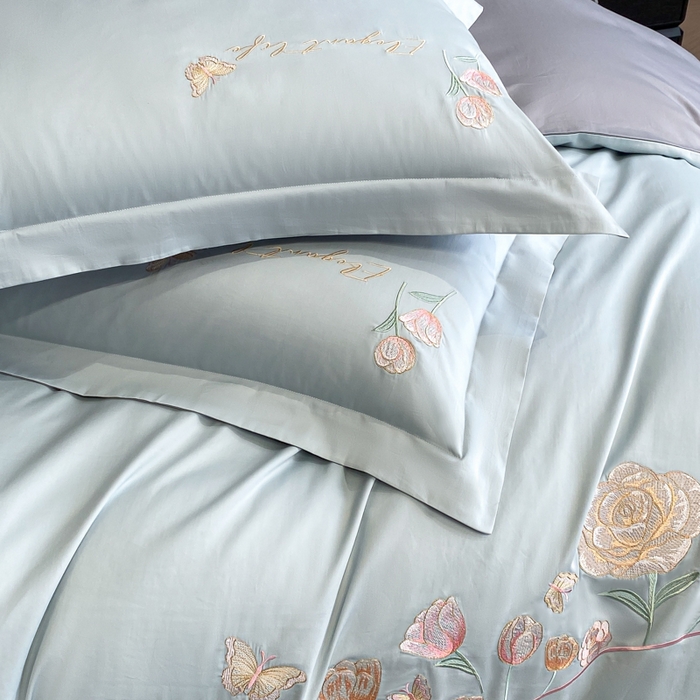 91家纺网 家纺一手货源 找家纺 桃园 新款纯棉全棉长绒棉刺绣绣花高端礼盒初暖系列四件套 飘蓝色