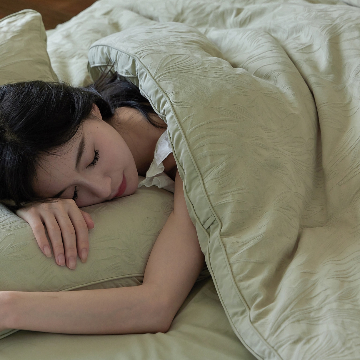 91家纺网 家纺一手货源 找家纺 一加一 2025新款全棉提花航天恒温抗菌被子被芯 秘境(绿)