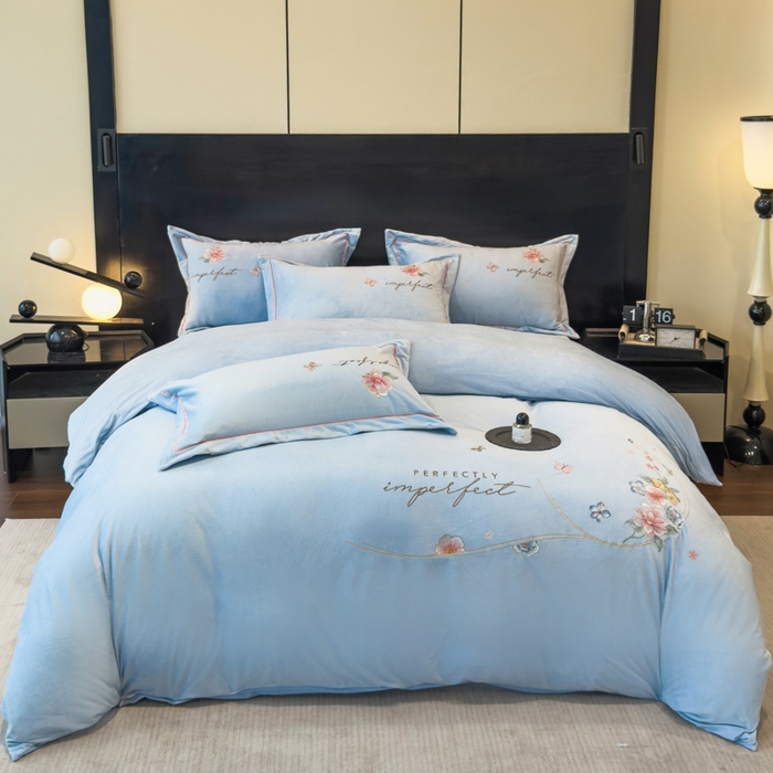 91家纺网 家纺一手货源 找家纺 U品汇 2025新款7斤高克重牛奶绒刺绣花四件套床裙款法莱绒金貂珊瑚绒水晶绒不掉毛 花韵-浅蓝