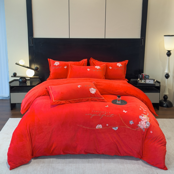 91家纺网 家纺一手货源 找家纺 U品汇 2025新款7斤高克重牛奶绒刺绣花四件套床裙款法莱绒金貂珊瑚绒水晶绒不掉毛 花韵-大红