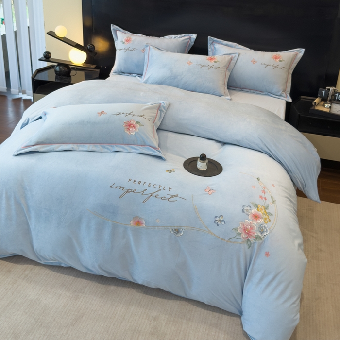91家纺网 家纺一手货源 找家纺 U品汇 2025新款7斤高克重牛奶绒刺绣花四件套床裙款法莱绒金貂珊瑚绒水晶绒不掉毛 花韵-浅蓝