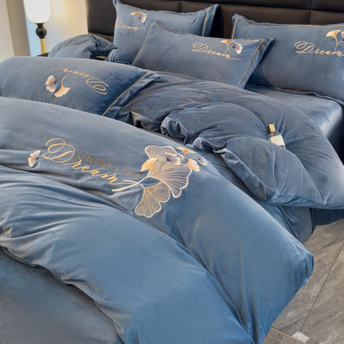 91家纺网 家纺一手货源 找家纺 U品汇 2025新款7斤高克重牛奶绒刺绣花四件套床裙款法莱绒金貂珊瑚绒水晶绒不掉毛 银杏叶-星辰兰