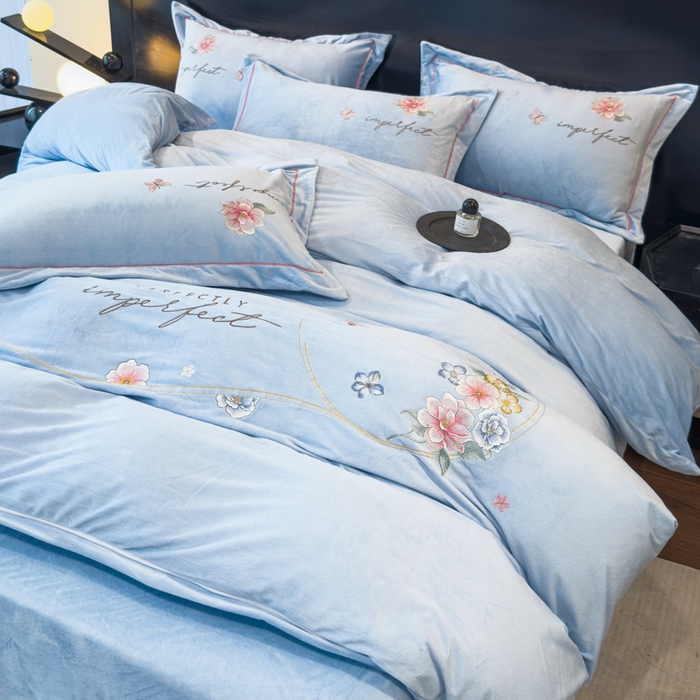 91家纺网 家纺一手货源 找家纺 U品汇 2025新款7斤高克重牛奶绒刺绣花四件套床裙款法莱绒金貂珊瑚绒水晶绒不掉毛 花韵-浅蓝