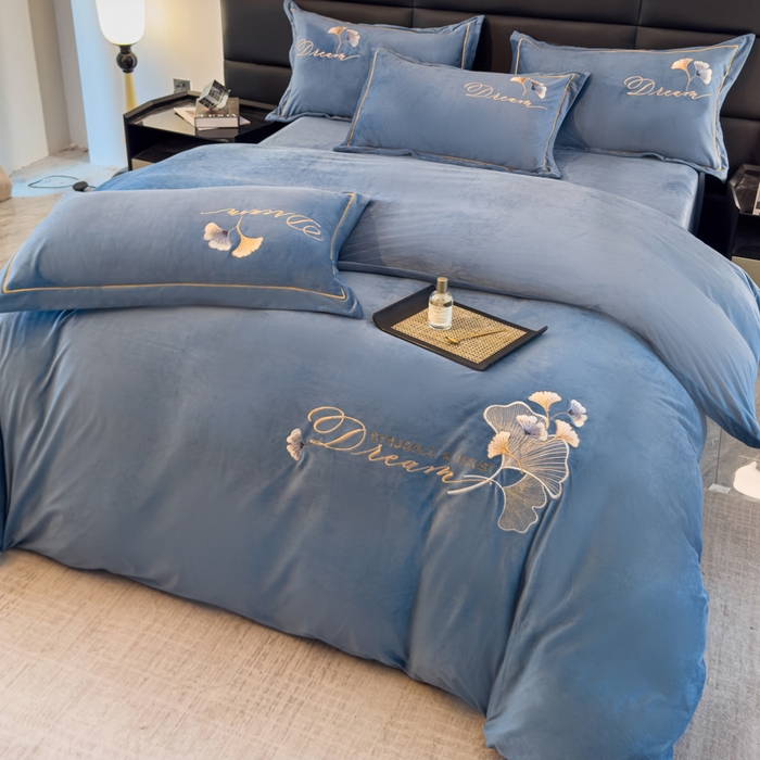 91家纺网 家纺一手货源 找家纺 U品汇 2025新款7斤高克重牛奶绒刺绣花四件套床裙款法莱绒金貂珊瑚绒水晶绒不掉毛 银杏叶-星辰兰