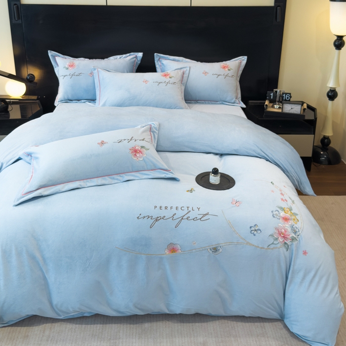 91家纺网 家纺一手货源 找家纺 U品汇 2025新款7斤高克重牛奶绒刺绣花四件套床裙款法莱绒金貂珊瑚绒水晶绒不掉毛 花韵-浅蓝