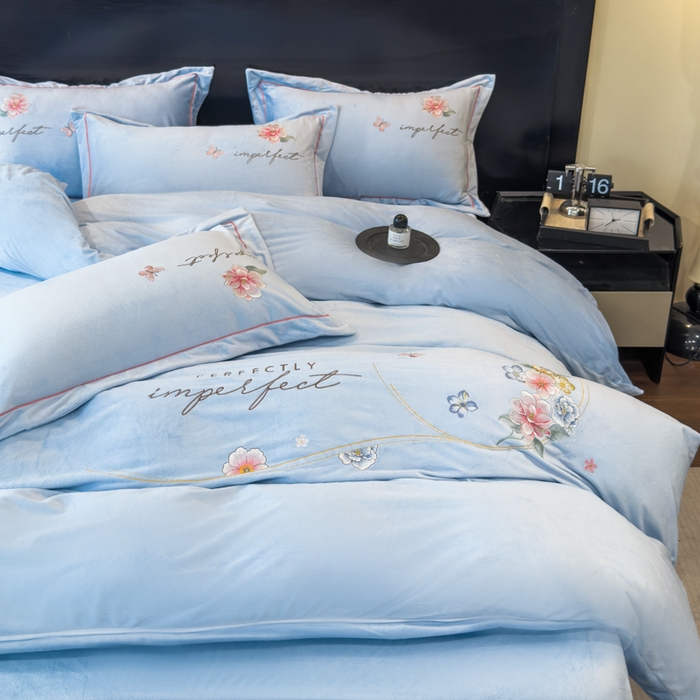 91家纺网 家纺一手货源 找家纺 U品汇 2025新款7斤高克重牛奶绒刺绣花四件套床裙款法莱绒金貂珊瑚绒水晶绒不掉毛 花韵-浅蓝