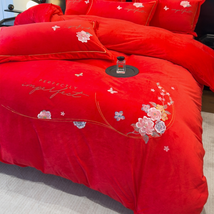 91家纺网 家纺一手货源 找家纺 U品汇 2025新款7斤高克重牛奶绒刺绣花四件套床裙款法莱绒金貂珊瑚绒水晶绒不掉毛 花韵-大红