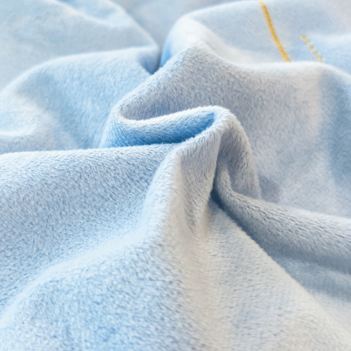 91家纺网 家纺一手货源 找家纺 U品汇 2025新款7斤高克重牛奶绒刺绣花四件套床裙款法莱绒金貂珊瑚绒水晶绒不掉毛 花韵-浅蓝