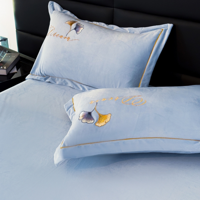 91家纺网 家纺一手货源 找家纺 U品汇 2025新款7斤高克重牛奶绒刺绣花四件套床裙款法莱绒金貂珊瑚绒水晶绒不掉毛 银杏叶-浅蓝