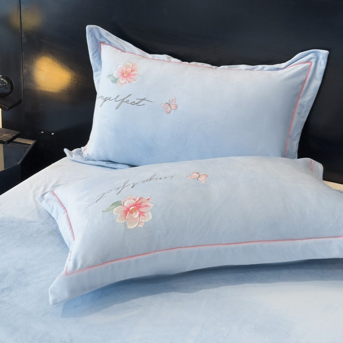 91家纺网 家纺一手货源 找家纺 U品汇 2025新款7斤高克重牛奶绒刺绣花四件套床裙款法莱绒金貂珊瑚绒水晶绒不掉毛 花韵-浅蓝