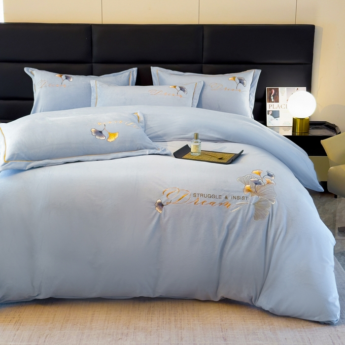 91家纺网 家纺一手货源 找家纺 U品汇 2025新款7斤高克重牛奶绒刺绣花四件套床裙款法莱绒金貂珊瑚绒水晶绒不掉毛 银杏叶-浅蓝